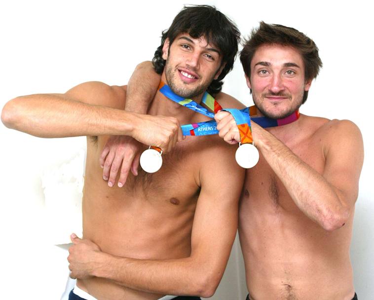 Basile con il suo grande amico Gianmarco Pozzecco con la medaglia d&#39;argento vinta ad Atene. In Nazionale ha messo a segno  i 1626 punti in 211 gare